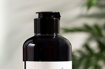 Spoločnosť bola založená v roku 2005, má 13 000 metrov štvorcových štandardných továrenských budov, je zbierkou výskumu a vývoja, výroby a predaja v jednom z podnikov kozmetických obalových materiálov.